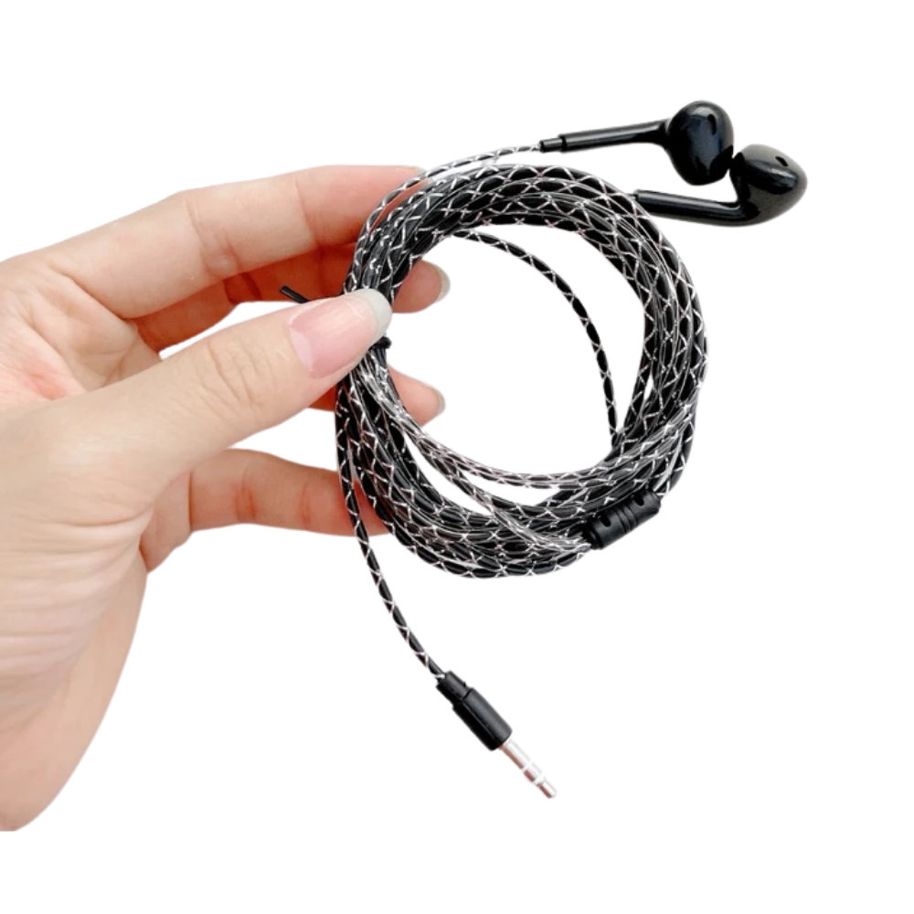 手握一副黑色耳機，線纏繞整齊