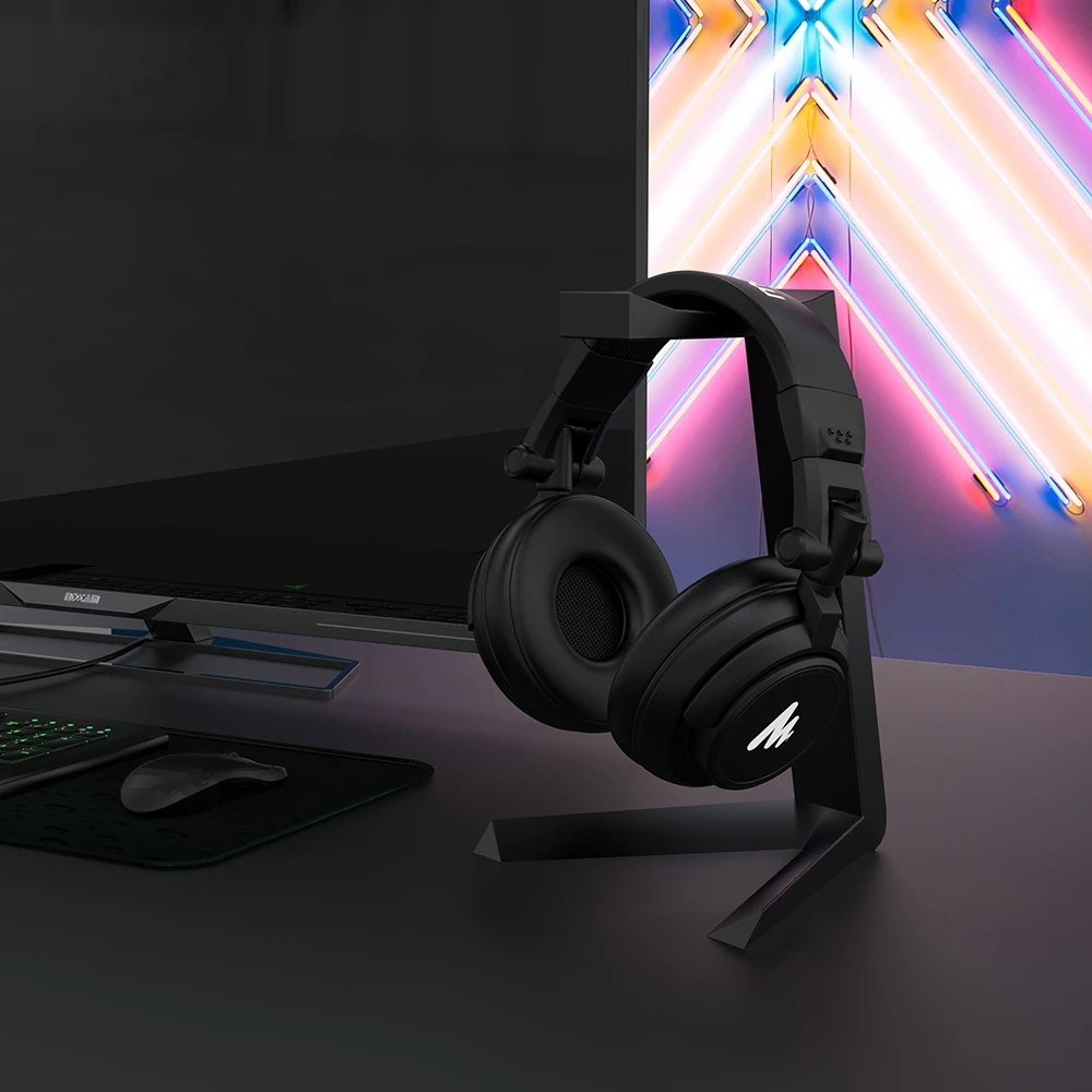 maono 閃克 | mh601 錄音室監聽耳機 桌面上的耳机和支架,背景有霓虹灯光效