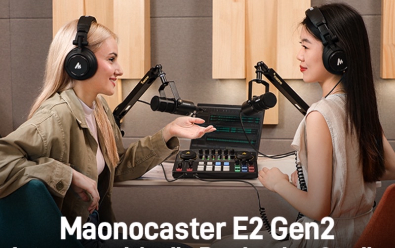兩位女性正在使用Maono E2 Gen2聲卡進行雙人Podcast錄音。