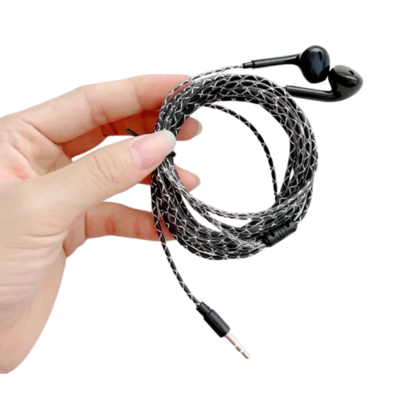 手握一副黑色耳機，線纏繞整齊