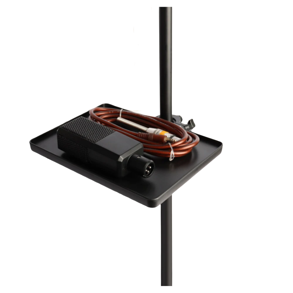 麦克风和声卡连接线放置在黑色托盘上