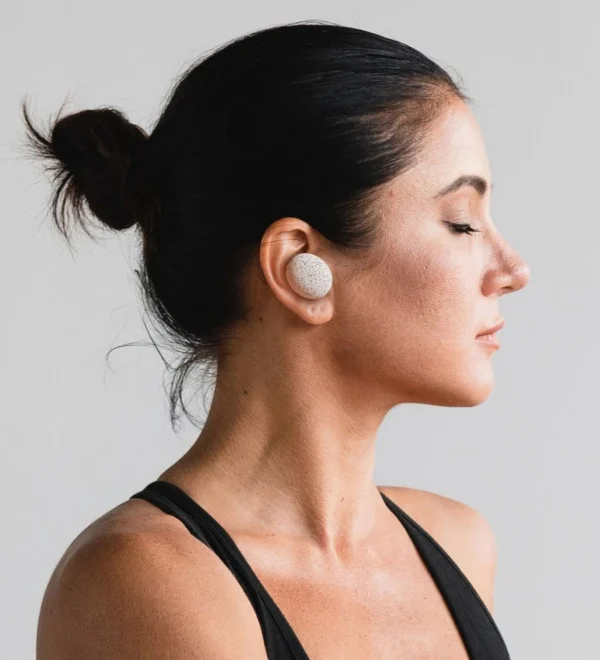 女性佩戴无线耳机侧面图